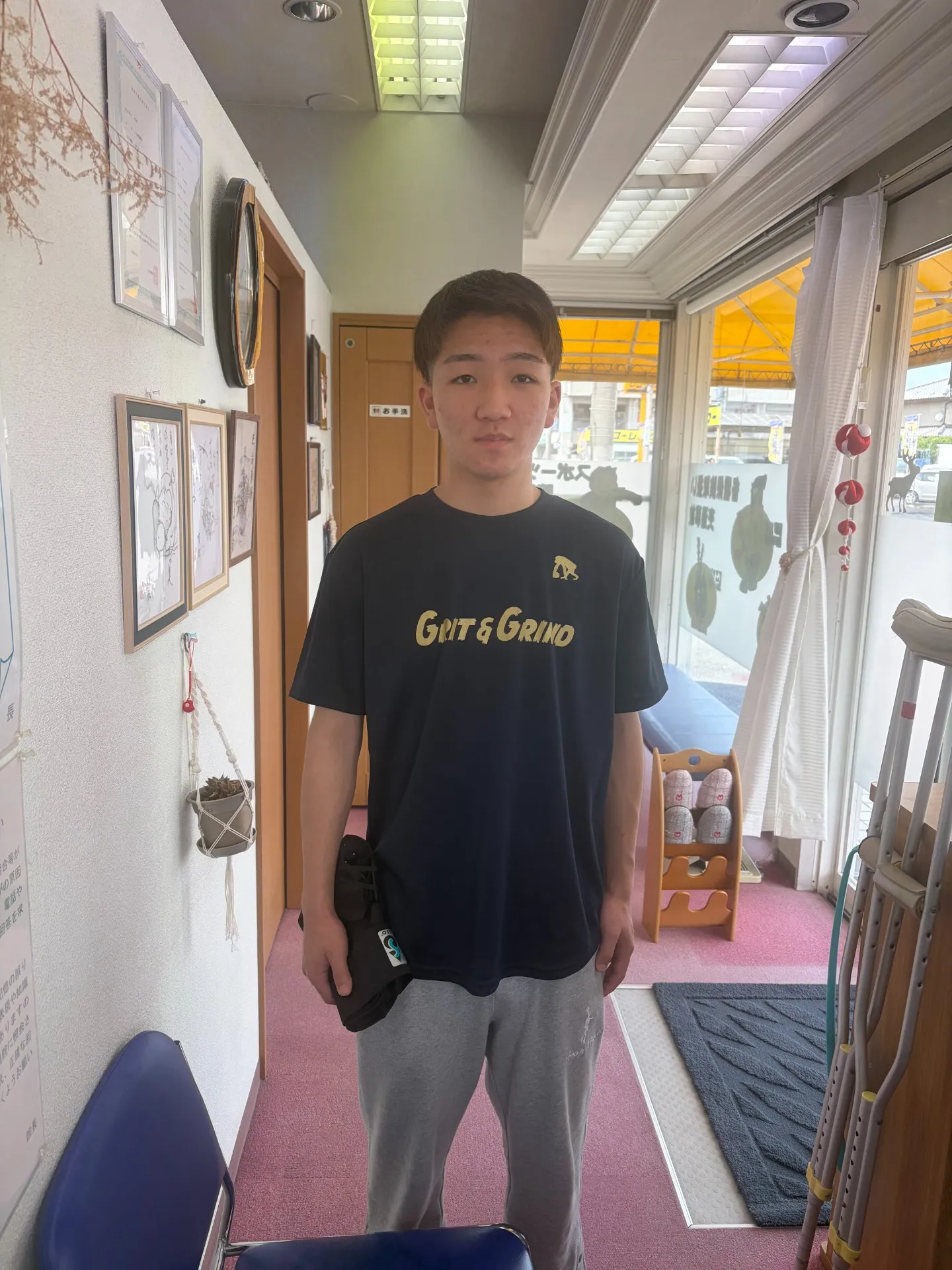 松葉杖が必要な酷い捻挫が約1時間の施術で90%の痛みが消えました